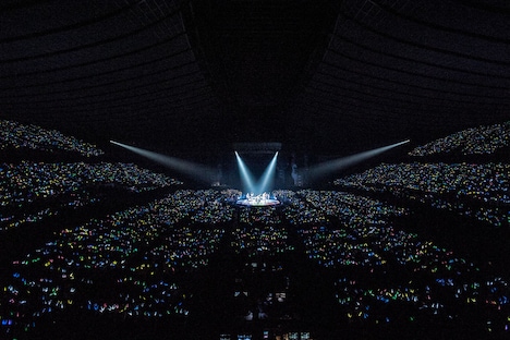 「BULLET TRAIN CHRISTMAS ONEMAN SHOW 2016 愛す。in Wonder Land」の様子。