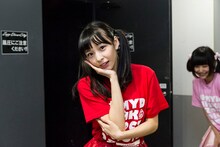 一ノ瀬みか。後ろは小山ひな。（撮影：藤巻祐介）