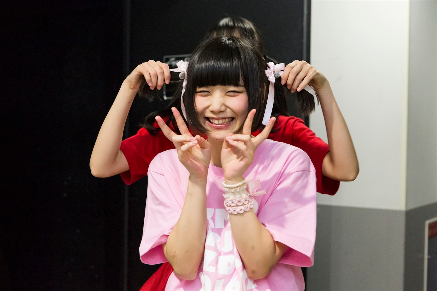 小山ひな。後ろは一ノ瀬みか。（撮影：藤巻祐介）