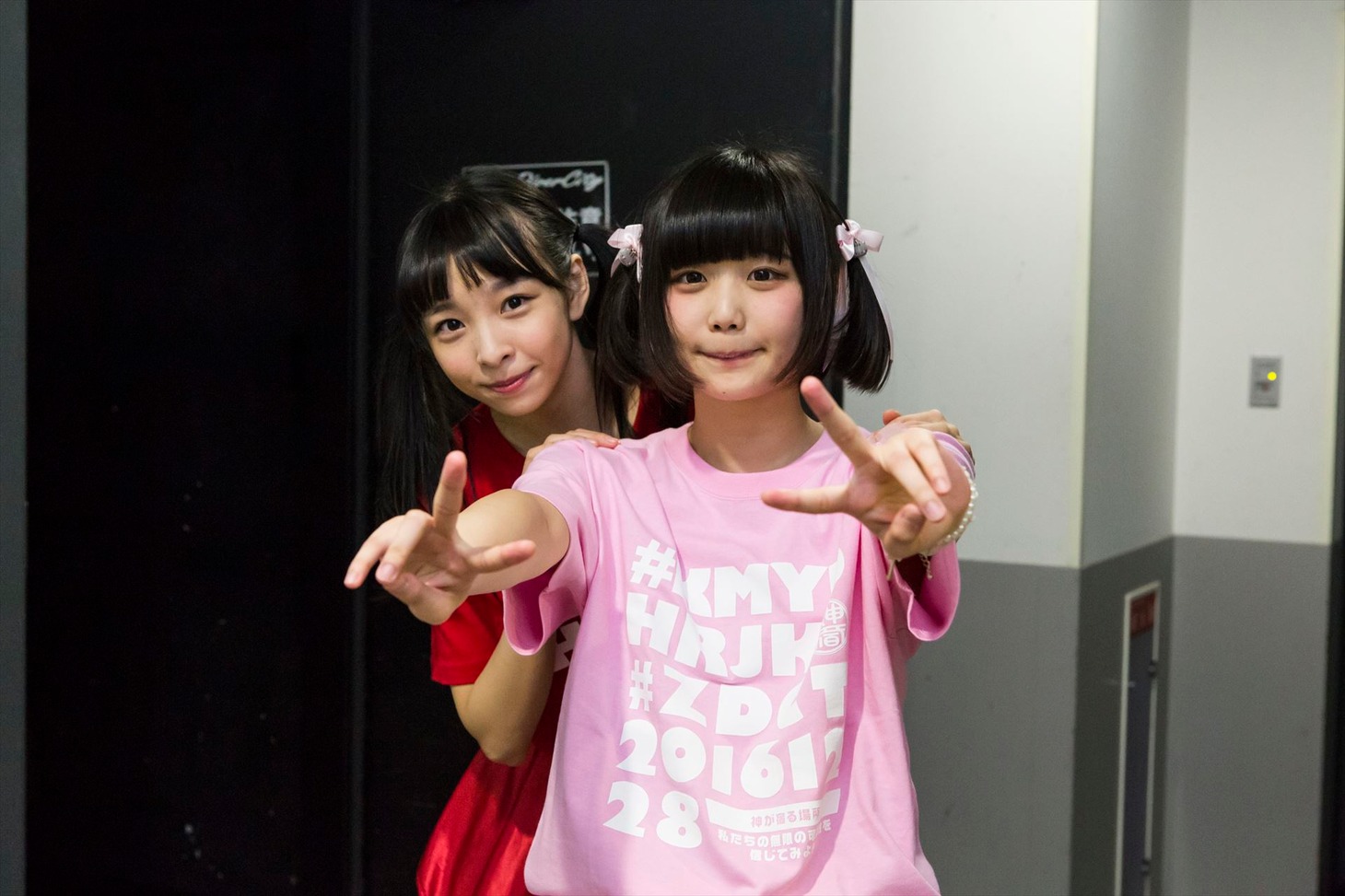 小山ひな。後ろは一ノ瀬みか。（撮影：藤巻祐介）