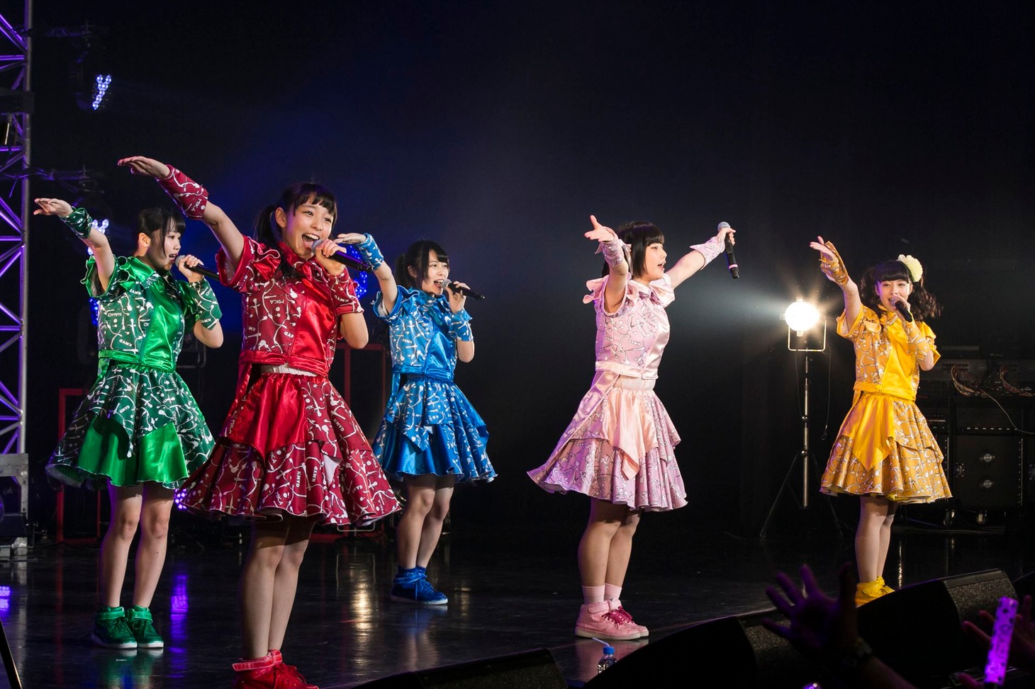 神宿ワンマンライブ「神が宿る場所～私たちの無限の可能性を信じてみよう～」の様子。（撮影：藤巻祐介）