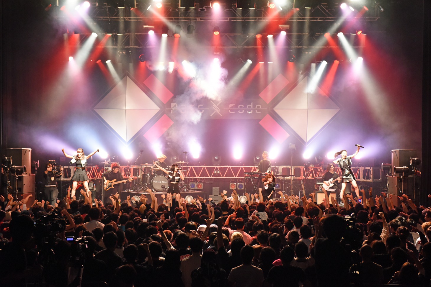 「PassCode MISS UNLIMITED Tour 2016」の様子。