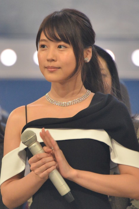 紅組司会の有村架純。