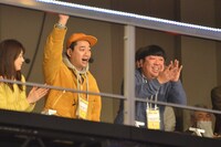 全体顔合わせの様子。左から橋本奈穂子アナウンサー、バナナマン。