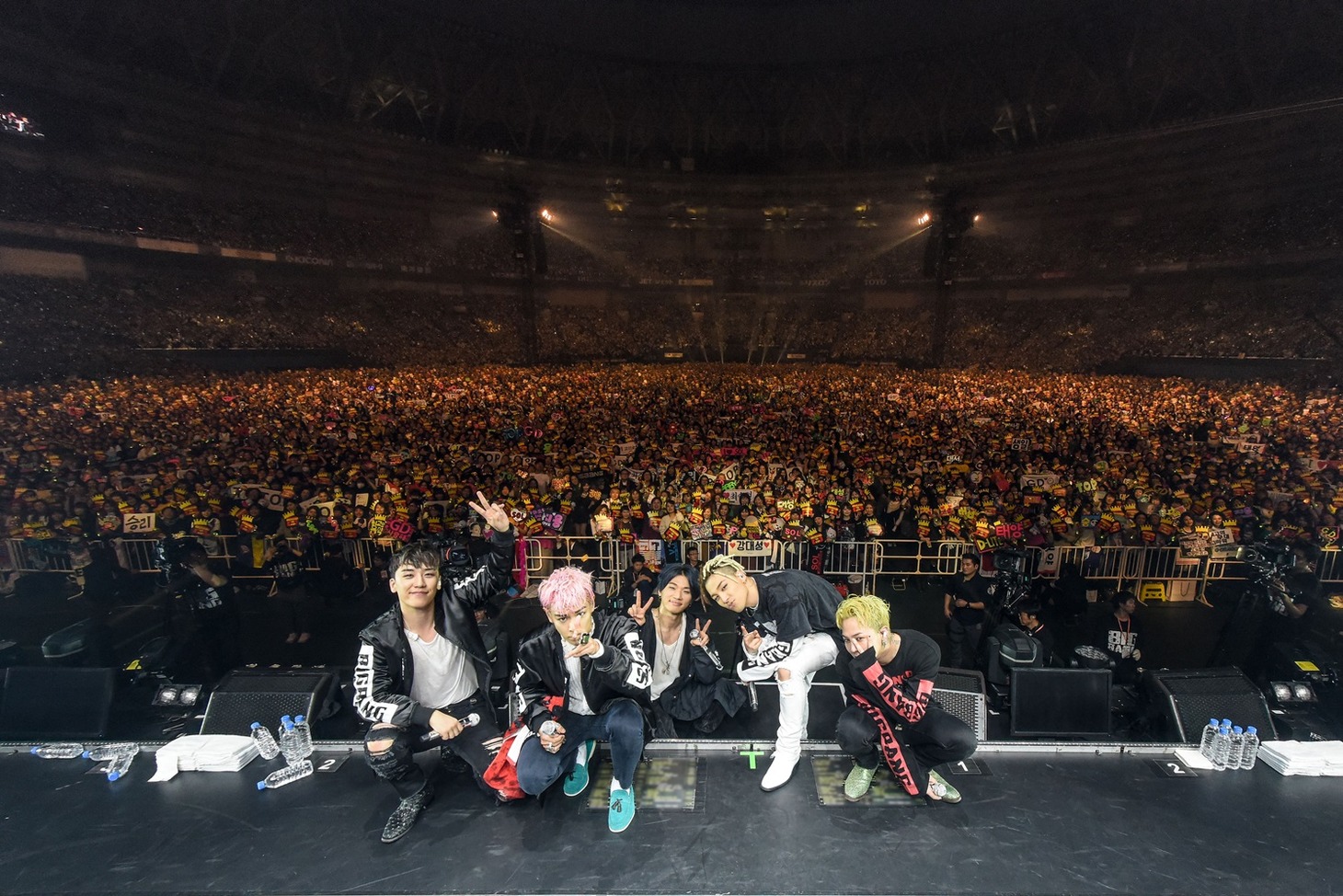 観客をバックに記念撮影をするBIGBANG。