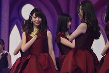 第67回NHK紅白歌合戦」乃木坂46のリハーサル時、白石麻衣（右）と目を合わせ笑う橋本奈々未（左）。