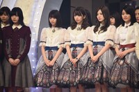 全体顔合わせ時の欅坂46、乃木坂46。