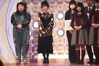 全体顔合わせの様子。左から渡辺直美、椎名林檎、欅坂46。