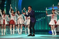 「第67回NHK紅白歌合戦」リハーサル時の五木ひろしと、応援するAKB48。