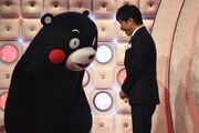 氷川きよしの歌唱時ゲストのくまモンと挨拶する、総合司会の武田真一アナウンサー。