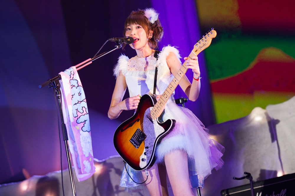 すぅ（Vo, G）（Photo by SATOSHI HATA）