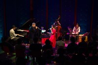 椎名純平とAzumi（左から）のデュエットの様子。（撮影：川畑淳平）