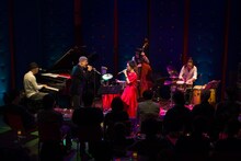 椎名純平とAzumi（左から）のデュエットの様子。（撮影：川畑淳平）