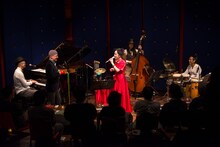 椎名純平とAzumi（左から）のデュエットの様子。（撮影：川畑淳平）