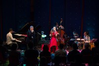 椎名純平とAzumi（左から）のデュエットの様子。（撮影：川畑淳平）