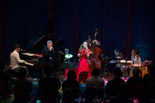 椎名純平とAzumi（左から）のデュエットの様子。（撮影：川畑淳平）