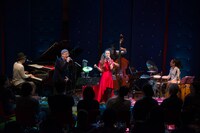 椎名純平とAzumi（左から）のデュエットの様子。（撮影：川畑淳平）