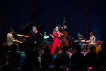 椎名純平とAzumi（左から）のデュエットの様子。（撮影：川畑淳平）