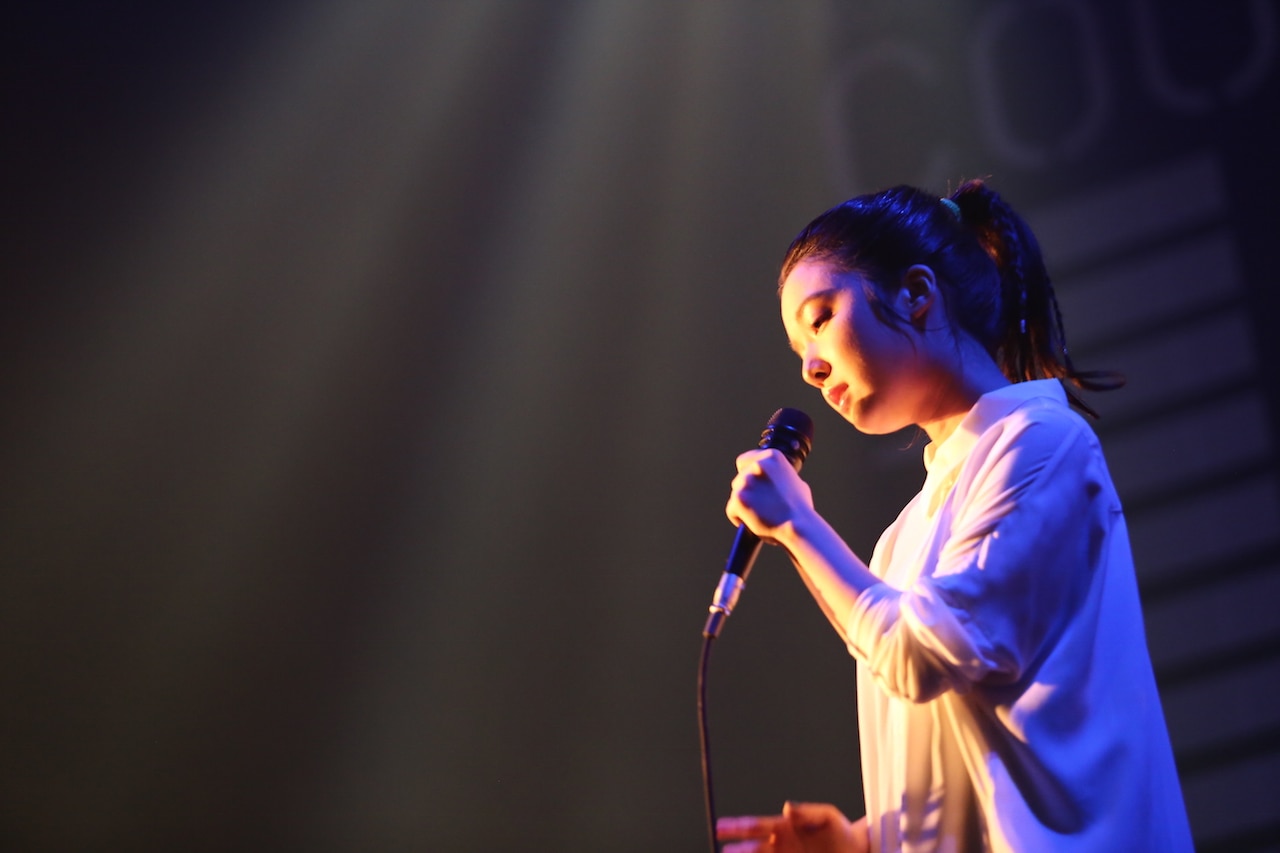 「COUNTDOWN JAPAN 16/17」でパフォーマンスをする上白石萌音。