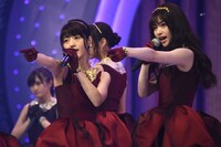 第67回NHK紅白歌合戦」乃木坂46のリハーサル時の若月佑美（左）と松村沙友理（右）。