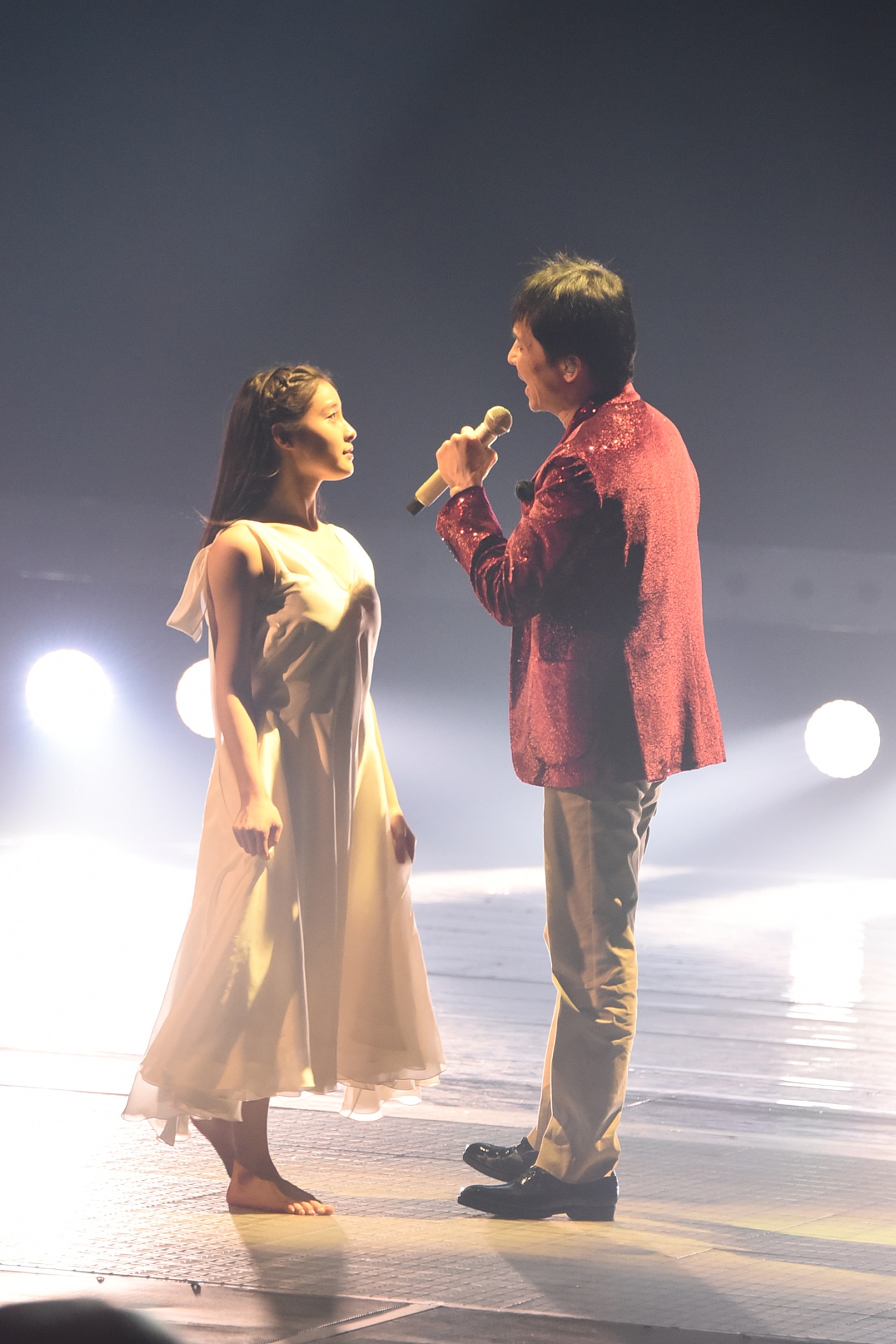 「第67回NHK紅白歌合戦」リハーサル時の郷ひろみ（右）と、ダンサーを務めた土屋太鳳（左）。