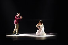 左から郷ひろみ、土屋太鳳。