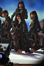 「第67回NHK紅白歌合戦」リハーサル時の小林由依（中央 / 欅坂46）。