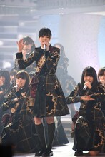 「第67回NHK紅白歌合戦」リハーサル時の平手友梨奈（中央 / 欅坂46）。