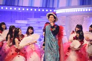 「第67回NHK紅白歌合戦」リハーサル時の山内惠介（中央）と乃木坂46。