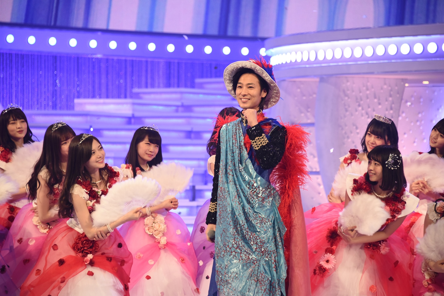 「第67回NHK紅白歌合戦」リハーサル時の山内惠介（中央）と乃木坂46。