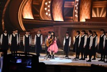 miwaと熊本市立帯山中学校合唱部。