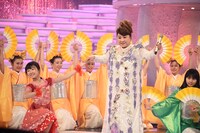 「第67回NHK紅白歌合戦」リハーサル時の天童よしみ（右）と、ダンサーを務めた本田望結（左）。