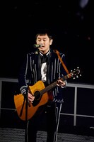 「第67回NHK紅白歌合戦」リハーサル時の岩沢厚治（ゆず）。