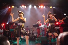 YANAKIKUとカルメラ。（撮影：小林弘輔）