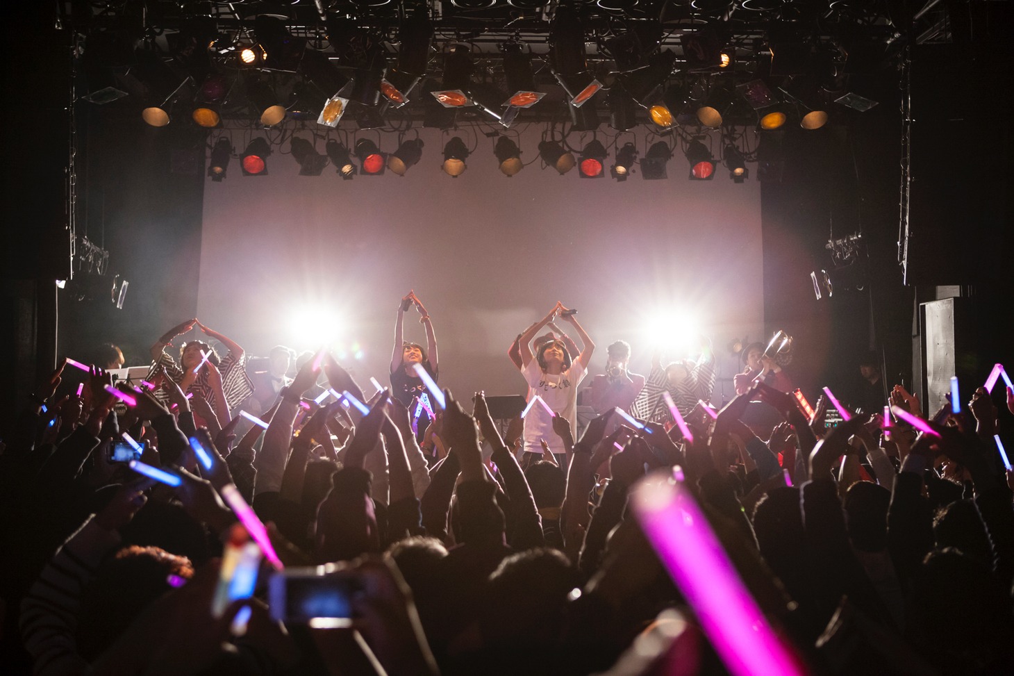 ワンマンライブ「柳菊一満デスコ第三幕-柳こと忘れて菊べし！年忘れ唄と笑いの祭典でござい□」（□は枡記号）の様子。（撮影：小林弘輔）