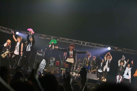 カメレオ、ユナイト、CLOWD、VALSによるセッションの様子。