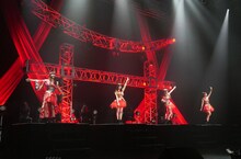 「9nine New Year ワンマンライブ -咲- 初詣行きたいよね？おいでおいで～9nineが神社になっちゃうからさぁ！え？巫女さん？…おみくじ？勿論ご用意致します▽9nineo'clockも歌うよ！声出す準備OK？今日は、いい夢見させてあげるっ！」の様子。写真提供：レプロエンタテインメント）