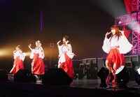 「9nine New Year ワンマンライブ -咲- 初詣行きたいよね？おいでおいで～9nineが神社になっちゃうからさぁ！え？巫女さん？…おみくじ？勿論ご用意致します▽9nineo'clockも歌うよ！声出す準備OK？今日は、いい夢見させてあげるっ！」の様子。写真提供：レプロエンタテインメント）