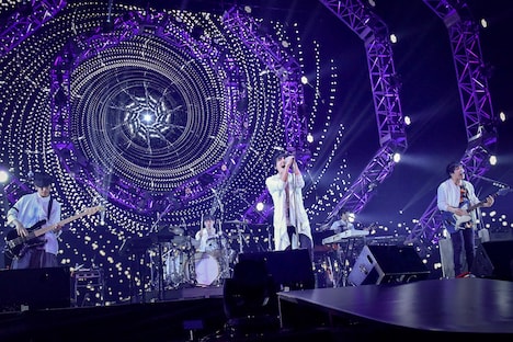 flumpool「flumpool COUNTDOWN LIVE 2016→2017 『FOR ROOTS』～シロテン・フィールズ・フォーエバー～」大阪・大阪城ホール公演の様子。（撮影：古渓一道）