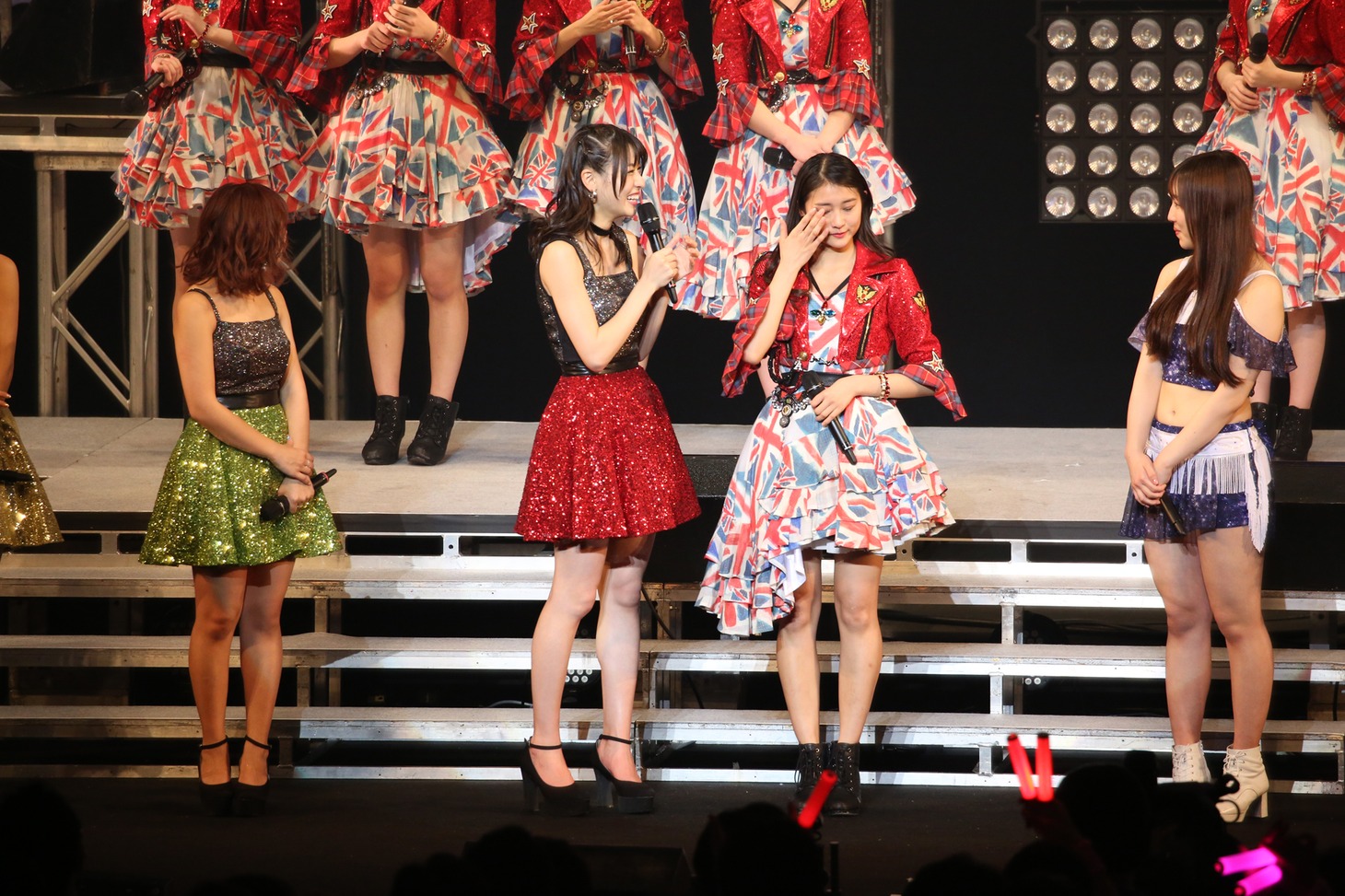 涙を流すハロプロ新リーダー和田彩花（右から2番目）。（写真提供：アップフロント）