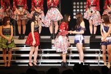 握手を交わす和田彩花（中央）と譜久村聖（右から2番目）。（写真提供：アップフロント）