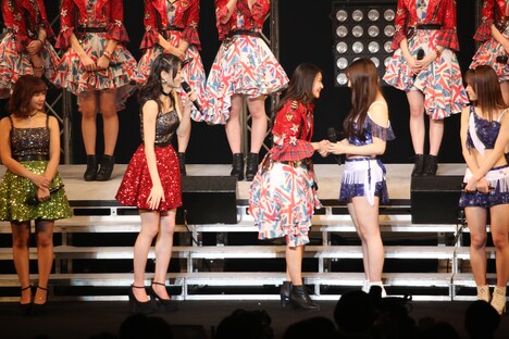 握手を交わす和田彩花（中央）と譜久村聖（右から2番目）。（写真提供：アップフロント）