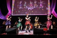 ももいろクローバーZ「第二回 ゆく桃くる桃 ～年またぎ笑顔三昧～」の様子。（photo by HAJIME KAMIIISAKA）