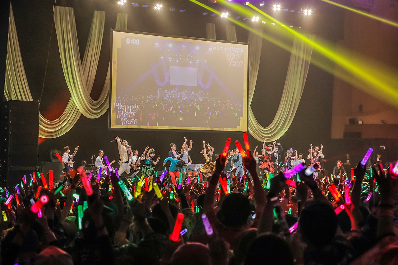 ももいろクローバーZ「第二回 ゆく桃くる桃 ～年またぎ笑顔三昧～」の様子。（photo by HAJIME KAMIIISAKA）