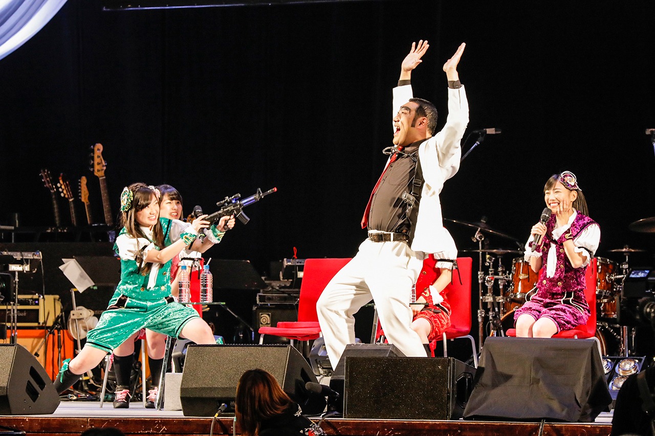 ももいろクローバーZ「第二回 ゆく桃くる桃 ～年またぎ笑顔三昧～」の様子。（photo by HAJIME KAMIIISAKA）