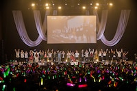 ももいろクローバーZ「第二回 ゆく桃くる桃 ～年またぎ笑顔三昧～」の様子。（photo by HAJIME KAMIIISAKA）