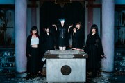 NECRONOMIDOL。左から柿崎李咲、夜露ひな、瑳里、今泉怜、月城ひまり。