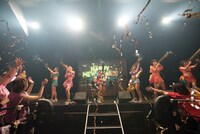 「アップアップガールズ（仮） CD/J 16-17 カウントダウンジャンパー！」の様子。（写真提供：YU-Mエンターテインメント）