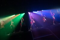 「アップアップガールズ（仮） CD/J 16-17 カウントダウンジャンパー！」の様子。（写真提供：YU-Mエンターテインメント）