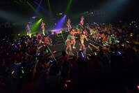 「アップアップガールズ（仮） CD/J 16-17 カウントダウンジャンパー！」の様子。（写真提供：YU-Mエンターテインメント）